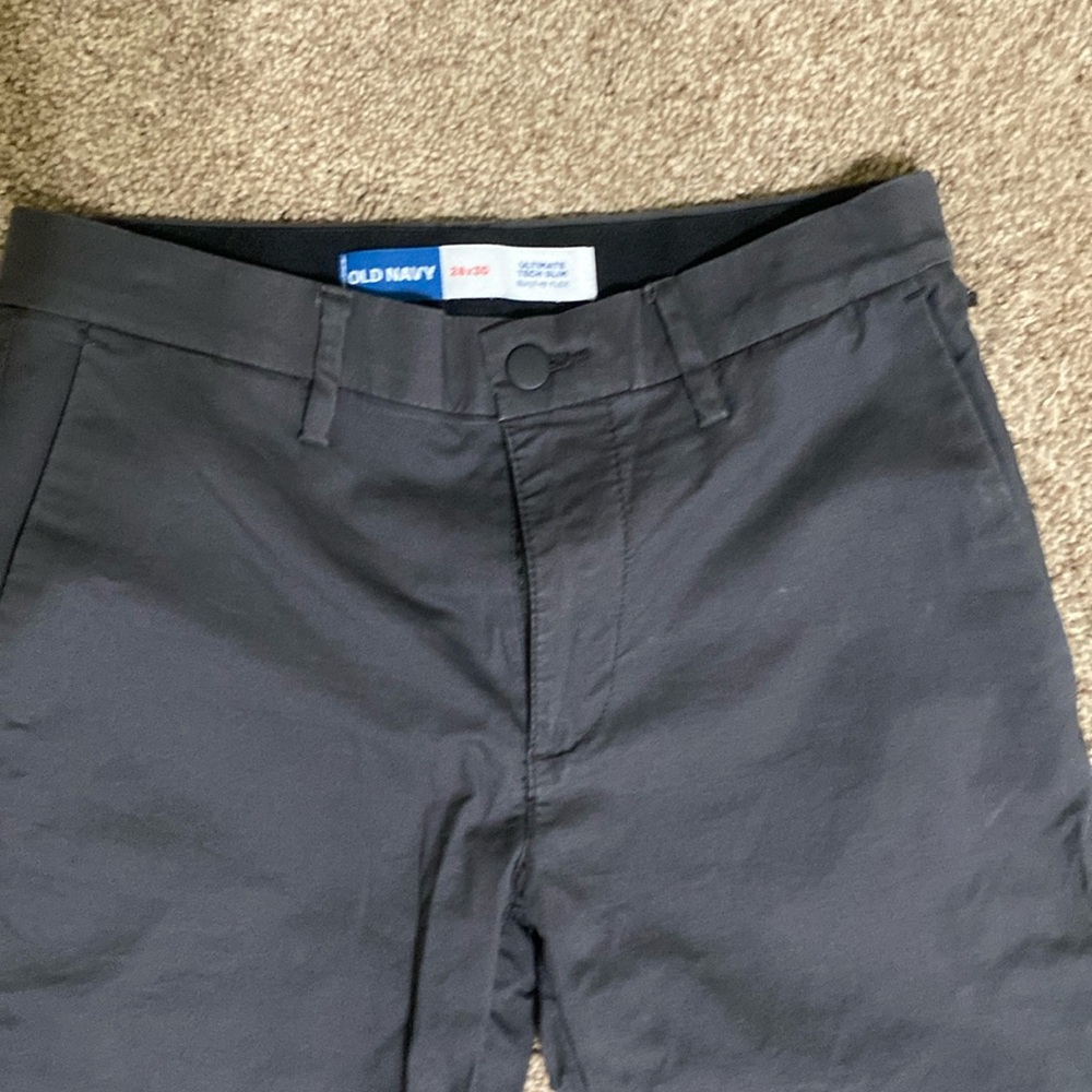 Old Navy men’s tech chinos. Excellent condition size 28 x 30